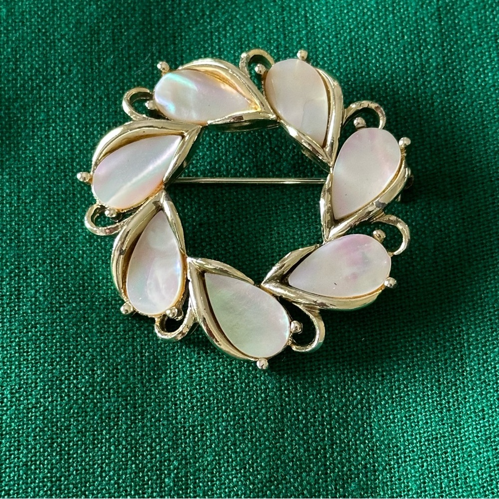 Vintage Mother of Pearl  Iridescent Wreath Brooch Round Shell Pin